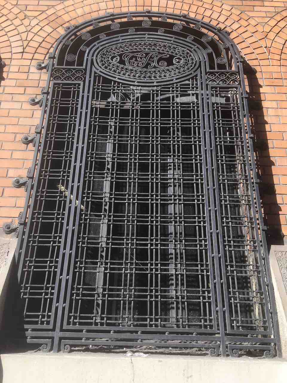 Central téléphonique grille fenêtre.jpg